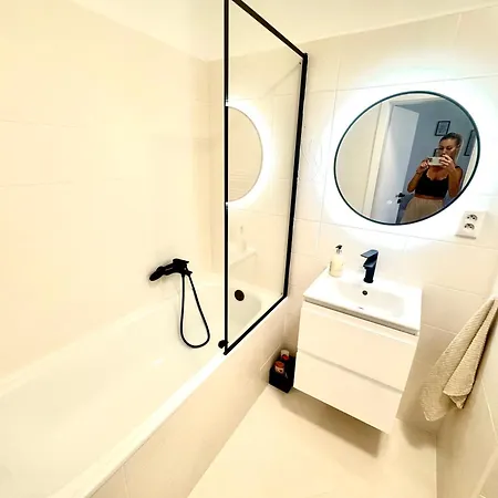 Riviera 2 Parking And Smart Check In 반스카비스트리카