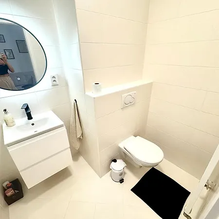 Riviera 2 Parking And Smart Check In * 반스카비스트리카