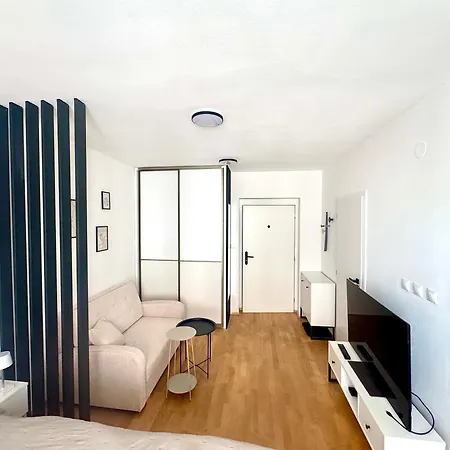 Riviera 2 Parking And Smart Check In 아파트 반스카비스트리카