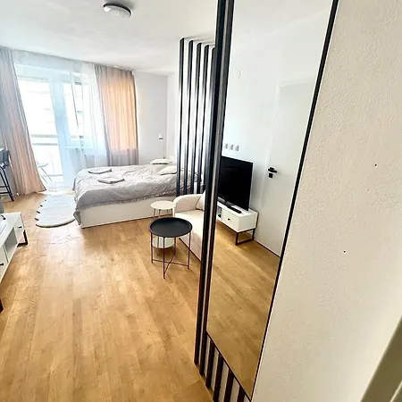 Riviera 2 Parking And Smart Check In 반스카비스트리카